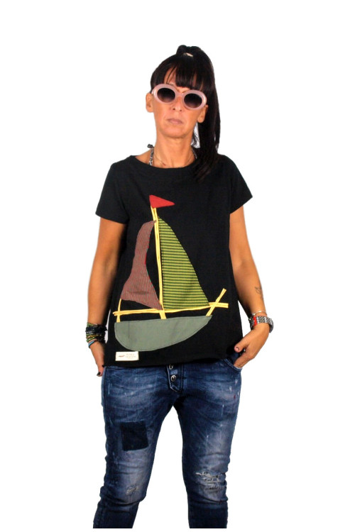 Μπλούζα κοντομάνικη με απλικέ παράσταση καραβάκι