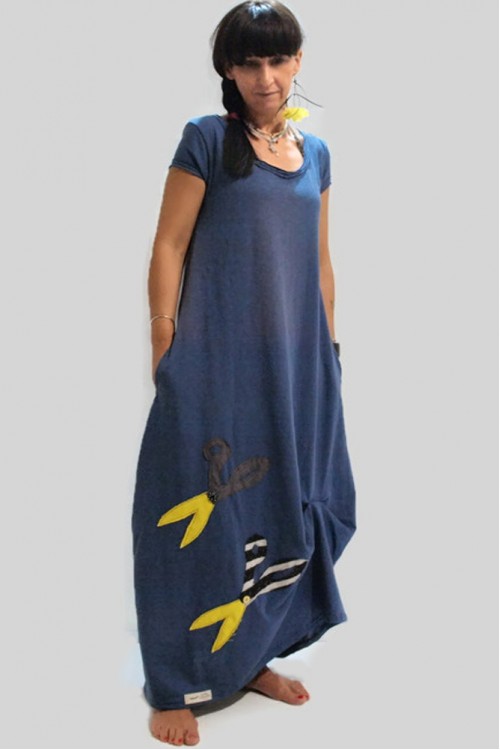 Μακρύ φόρεμα μπλέ με παράσταση ψαλίδια