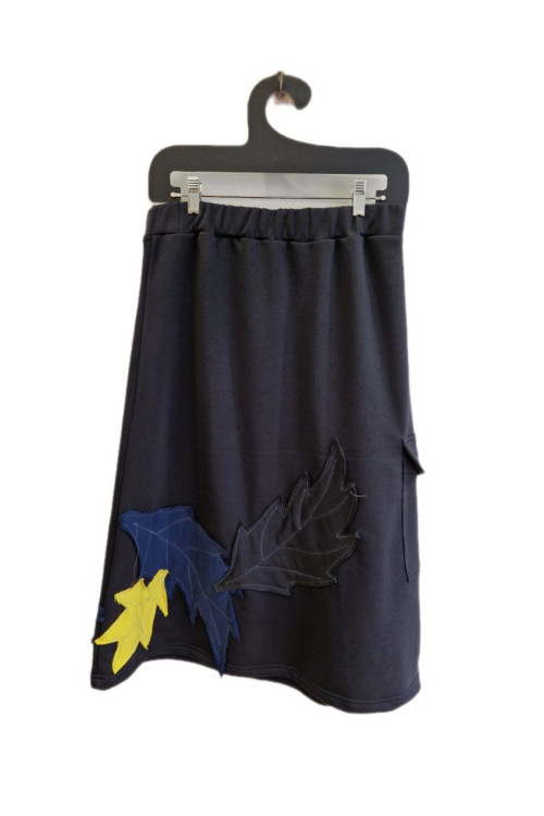 Φούστα φούτερ με απλίκέ παράσταση φύλλα